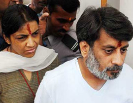 aarushi murder mystery, talwar attacked outside court