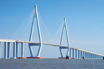 vehchile-starts-running-on-world-longest-bridge