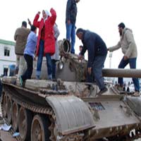 protesters-attacked-on-gaddafi-s-house-compound-04201125