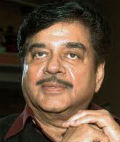 sonakshi sinha father shatrughan sinha out form home after sugery