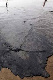 oil leakage from ship near mumbai beaches