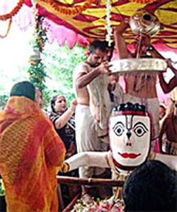 lakhs-of-devotees-had-seen-devasnan-in-puri